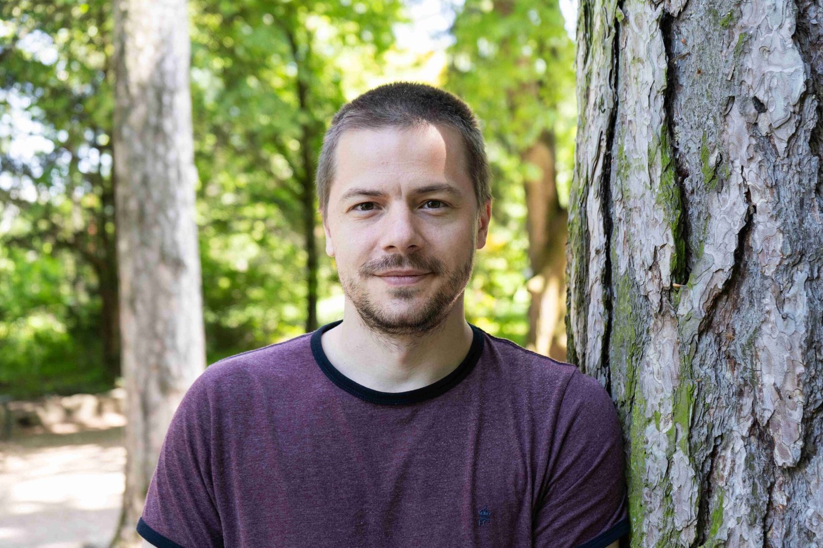 Portet al dr. Alexandru Vladascau in natura langa un copac