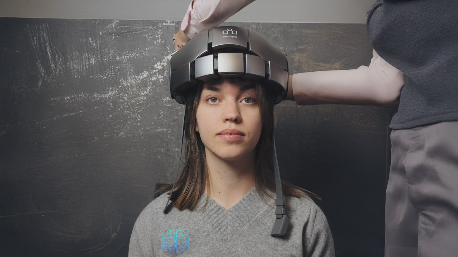 client care sta cu casca IsyncMe pe cap